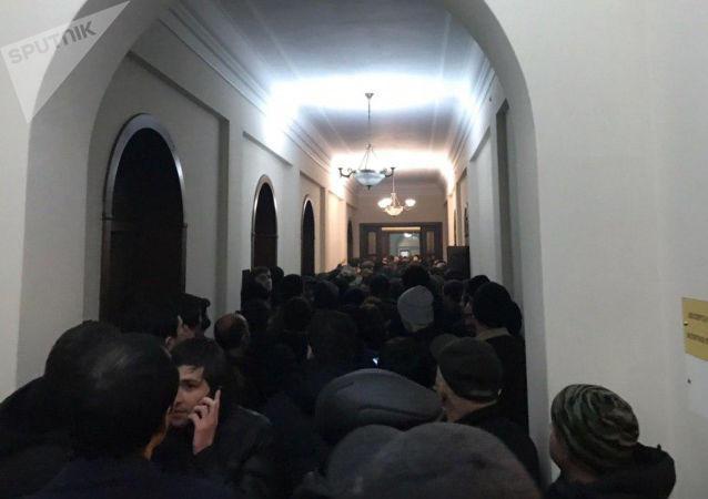 მომიტინგეები სოხუმში დე ფაქტო პრეზიდენტის გადადგომას ითხოვენ