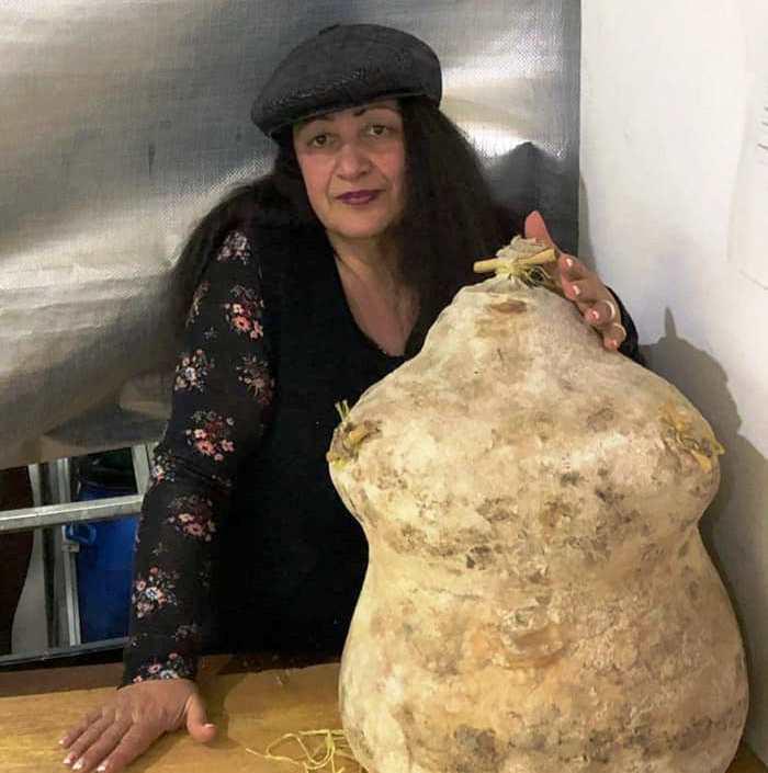 ყველი ჭაჭაში, თაფლში, დამპალი... - ქართული ყველის უცნობი სახეობები და ქალი, რომელმაც მათი დამზადების საიდუმლო იცის