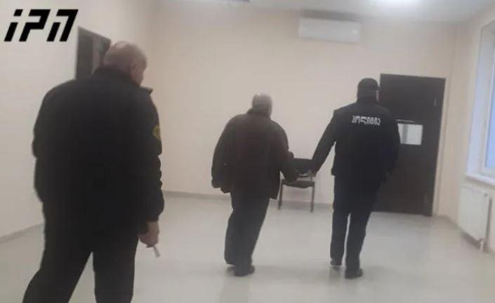 "დედაჩემმა ხელი ჰკრა და შეაგინა... არ მახსოვს რამდენჯერ დავარტყი" - მარტვილში 39 წლის მამაკაცის მკვლელობის ფაქტზე დაკავებულს პატიმრობა შეეფარდა