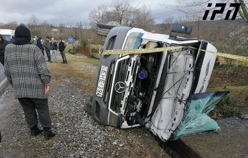 ზუგდიდში სამარშრუტო ტაქსი ამოტრიალდა - დაშავებულია 4 ადამიანი