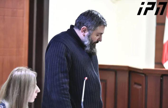 სასულიერო პირი, რომელსაც ყოფილი მეუღლე ფიზიკური ანგარიშსწორების მუქარაში ადანაშაულებს, თავს დამნაშავედ არ სცნობს