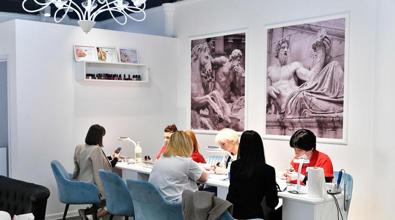 ნაკლები ხალხი, მეტი დისტანცია და ელექტრონული რიგი - როგორ იმუშავებენ სილამაზის სალონები 18 მაისიდან