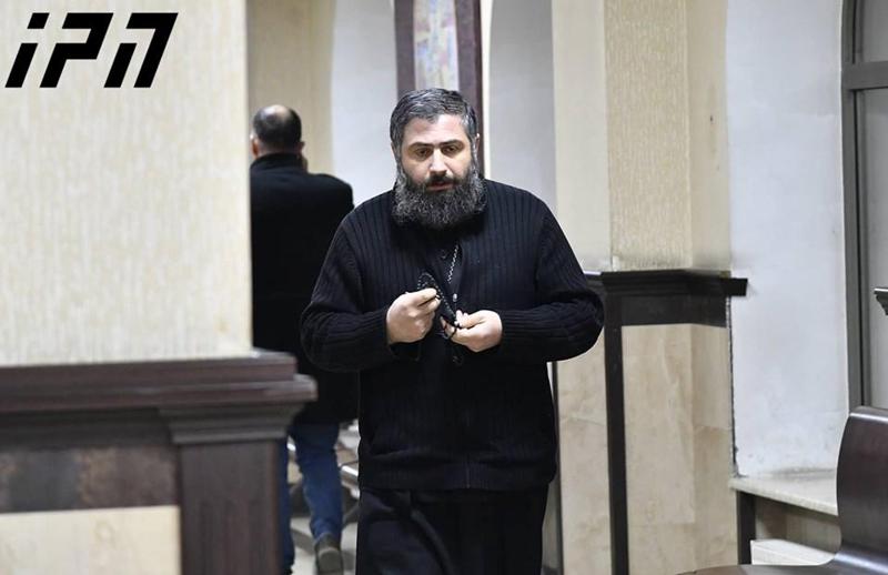 ყოფილი მეუღლის მიმართ მუქარის ფაქტზე ბრალდებულ სასულიერო პირს მონასტერში გაგზავნიან