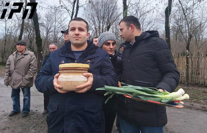 "ნაციონალური მოძრაობის" წევრებმა გურიაში ჩასულ პრეზიდენტს ლობიო და პრასი დაახვედრეს