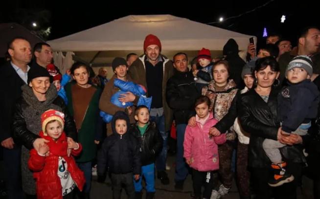 კახა კალაძემ სამტრედიაში მრავალშვილიან, ორ ოჯახს ბინები გადასცა