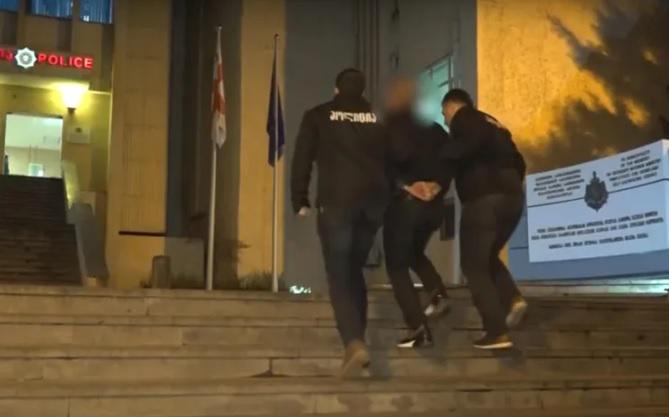 შსს-მ დააკავა პირი, რომელიც მოქალაქეებს პოლიციელის სახელით ემუქრებოდა