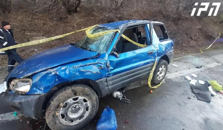 თბილისის შემოსასვლელთან ჯიპი გზიდან გადავიდა და კლდეს შეეჯახა - დაშავებულია 6 ადამიანი