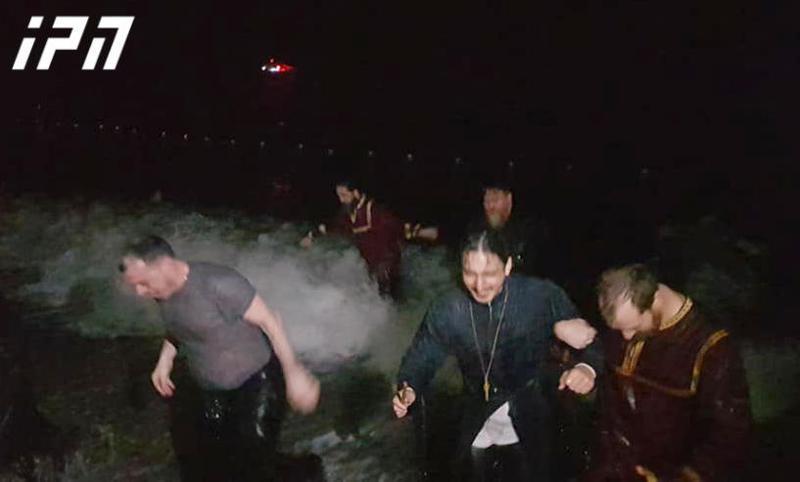 როგორ აღნიშნეს წუხელ ბათუმში ნათლისღების დღესასწაული მორწმუნეებმა - ნახეთ ფოტოები