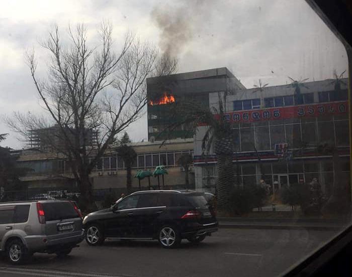 დიღომში, ყოფილი "მიონის" ქარხნის შენობაში ხანძარია