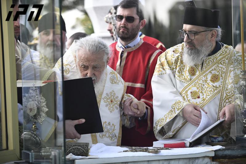 პატრიარქმა სამების ეზოში, დიდ აიაზმაში წყალი აკურთხა - მორწმუნეებს ნაკურთხი წყლის სახლში წაღება შეუძლიათ