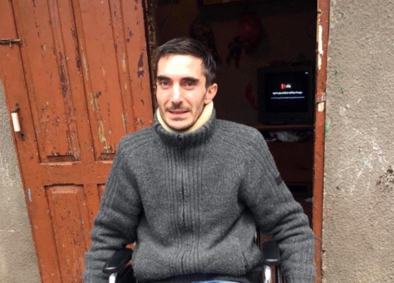 "ეტლს მიჯაჭვულმა საკანში 9 თვე გავატარე" - რატომ აბრუნებენ ციხეში აგვისტოს ომის მონაწილეს, რომელიც წამების შედეგად დაინვალიდდა