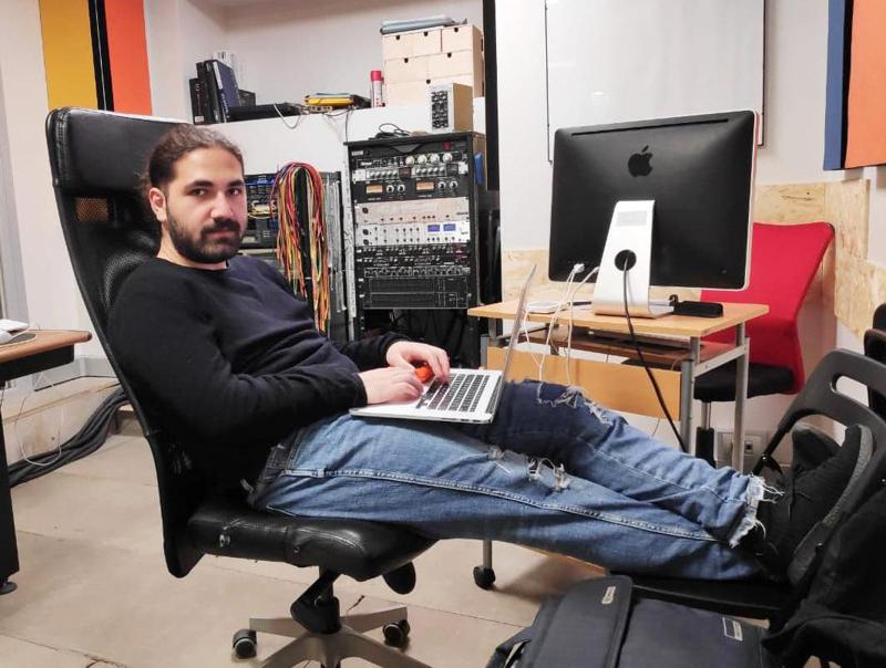 "ადამიანი - ორკესტრი" - გაიცანით ახალგაზრდა ქართველი მუსიკოსი, რომელიც ყველა ინსტრუმენტზე უკრავს და უნიკალურ პროექტებზე მუშაობს