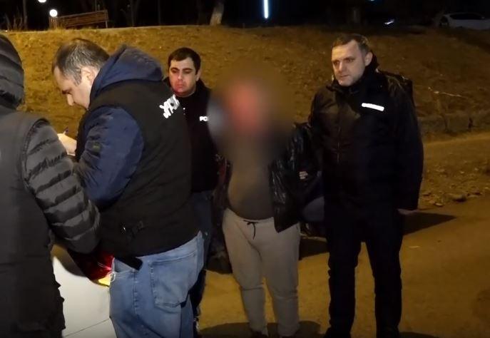 შსს გუგეშაშვილის მკვლელობაში ბრალდებულის დაკავების კადრებს ავრცელებს