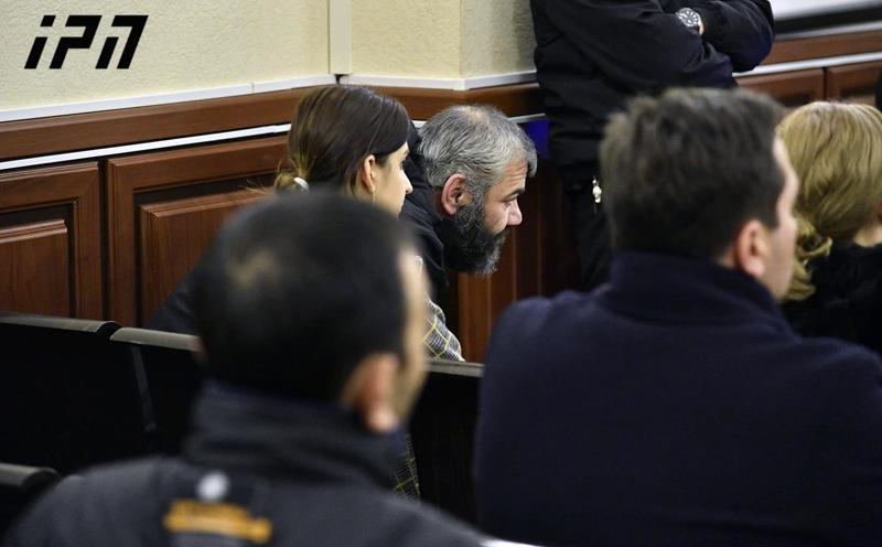 ხმაური მიხეილ კალანდიას პროცესზე - ზაზა სარალიძემ დაცვის მხარეს ფოტოები ესროლა და სხდომათა დარბაზი დატოვა