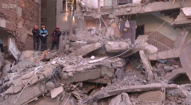 ახალი ცნობები თურქეთიდან - დაღუპულთა რაოდენობა 22-მდე გაიზარდა, 30 მოქალაქე ნანგრევების ქვეშაა მოყოლილი