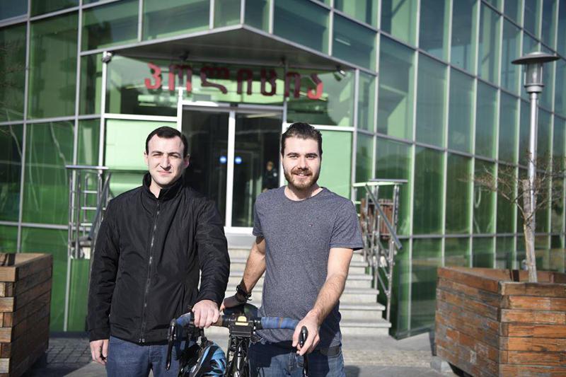 პოლიციამ ბრიტანელი მოგზაურის მოპარული ველოსიპედი იპოვა და პატრონს დაუბრუნა (ფოტოები)