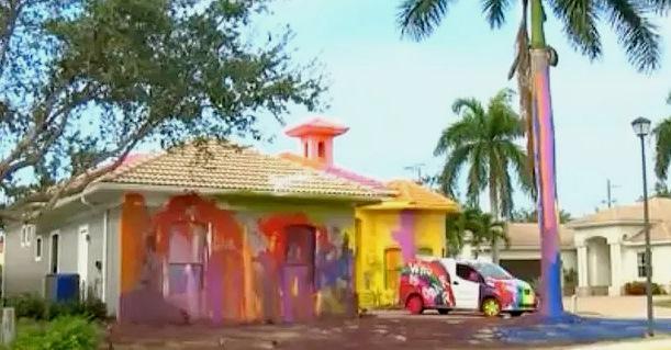 მეზობლებმა უჩივლეს მამაკაცს, რომელმაც ნახევარმილიონიანი სახლი ცისარტყელის ფერებად შეღება