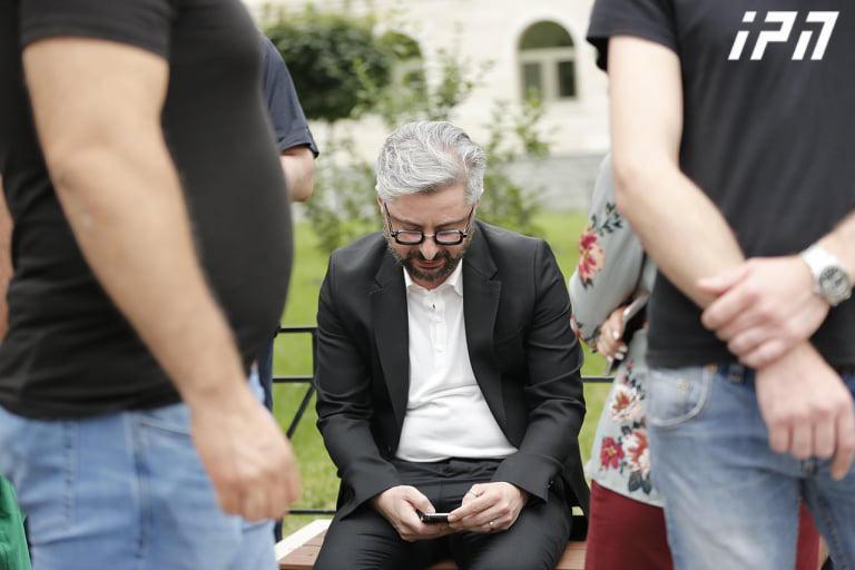 ნიკა გვარამიას სასამართლოს შენობის შესასვლელთან ფიზიკურად გაუსწორდნენ - შსს-ს კომენტარი