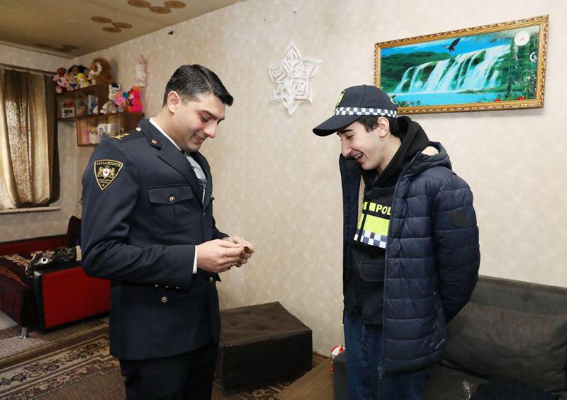 საპატრულო პოლიციის უფროსის სიურპრიზი 15 წლის მოზარდს, რომელიც რამდენიმე თვის წინ დაჭრეს (ფოტო)