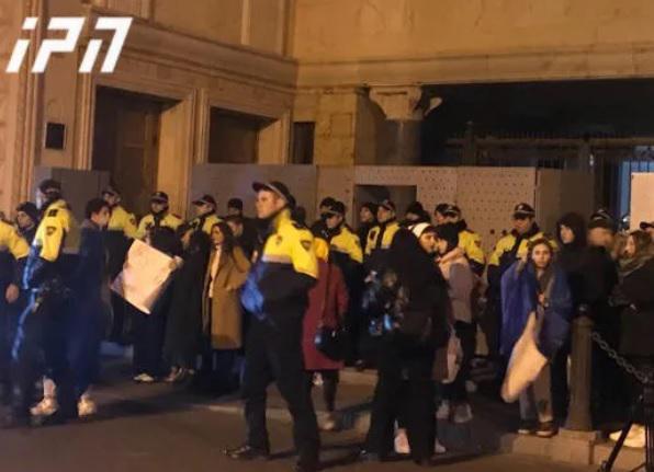 ხმაური პარლამენტთან - სამართალდამცველებსა და სტუდენტებს შორის დაპირისპირება მოხდა