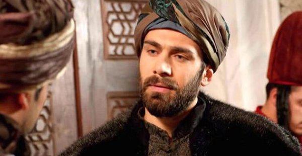 "დიდებული საუკუნის" მსახიობმა პოლიციელები დაჭრა და მძევლები აიყვანა -  მას 16 წლით პატიმრობა მიესაჯა