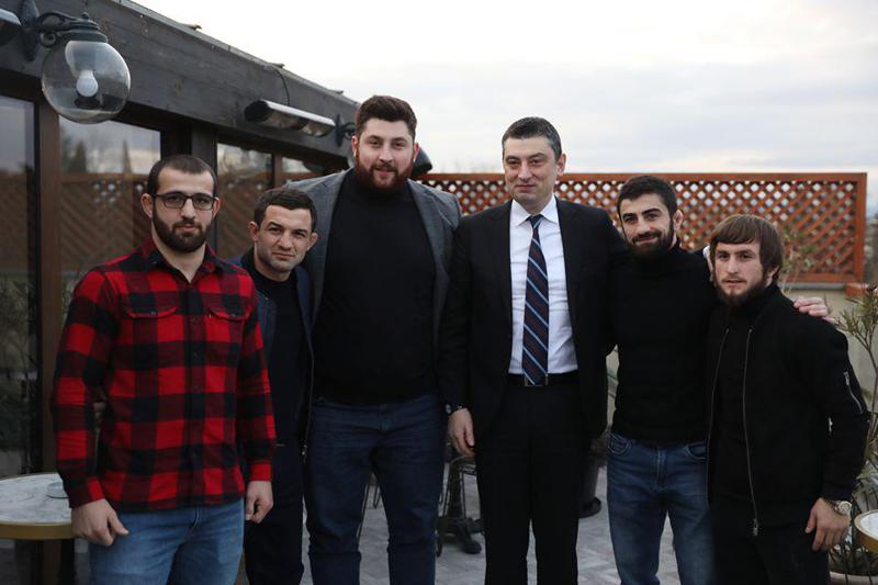 ლაშა ტალახაძე გიორგი გახარიასთან გადაღებული ფოტოს გამო სკანდალში გაეხვა - "კაია ორი თვალით ცხოვრება ბიჭებო?!"