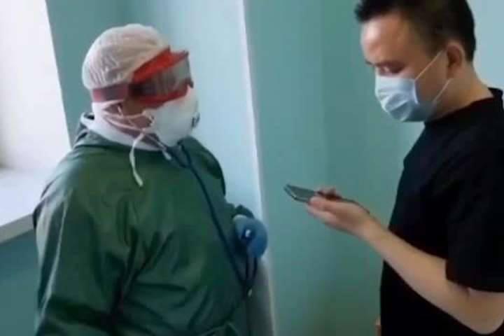 რუსი მინისტრი კორონავირუსით დაავადებული პაციენტის გასასინჯად სათხილამურო სათვალით მივიდა