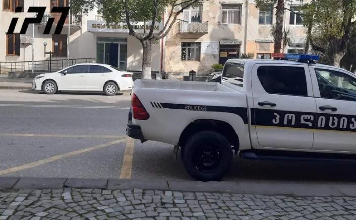 ფოთის მერიაში მოქალაქემ ცივი იარაღით თვითდაზიანება მიიყენა