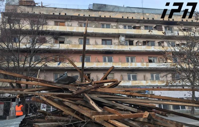 ძლიერმა ქარმა გორში, მრავალსართულიან შენობას სახურავი გადახადა - სად რა პრობლემები შექმნა უამინდობამ