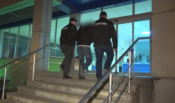 მამაკაცი, რომელმაც გუშინ ყოფილი მეუღლე გაჩერებაზე დანით დაჭრა, დააკავეს