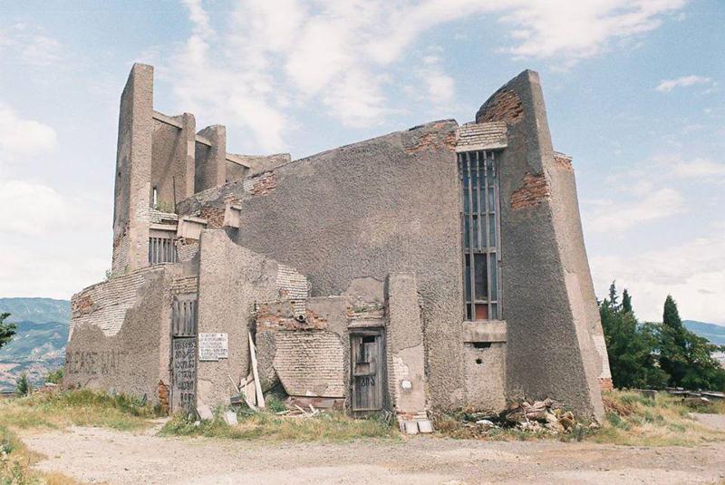 "მიწის ეკონომიის მიზნით ააშენეს, თუმცა იქ კრემაცია არ შემდგარა" - რა ვიცით მუხათგვერდის კრემატორიუმზე და რა საერთო აქვს მას რიტუალების სასახლესთან