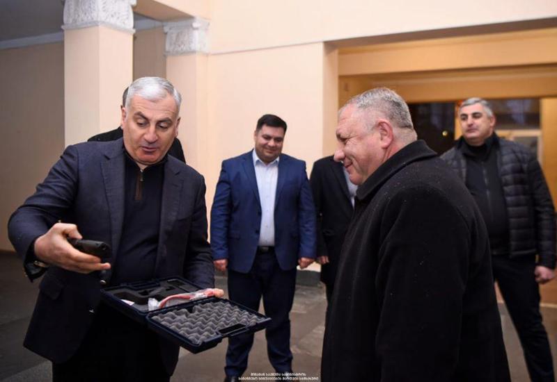 შს მინისტრის მოულოდნელი საჩუქარი თანამშრომელს, რომელიც 30 წელია სახანძრო-სამაშველო სამსახურში მუშაობს