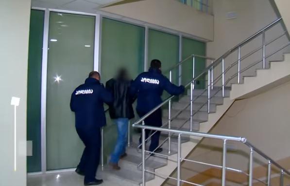 პოლიციამ დააკავა მამაკაცი, რომელიც მეუღლეს არასრულწლოვანი შვილის თანდასწრებით იარაღითა და ნაჯახით ემუქრებოდა