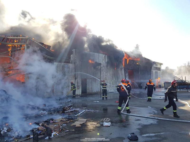 ფოტოები ბელიაშვილის ქუჩიდან, სადაც ხანძარს 12 სახანძრო-სამაშველო ჯგუფი ებრძვის