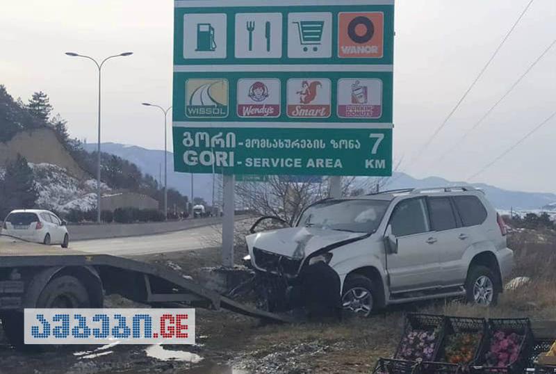 გორთან ავტომობილი სარეკლამო ბანერის ბოძს შეეჯახა - გარდაცვლილია ერთი და დაშავებულია სამი პირი