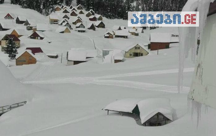 დიდთოვლობის გამო ვერტმფრენის სადგომი ჩაინგრა - ფოტოები ბახმაროდან, სადაც 3-მეტრამდე თოვლია