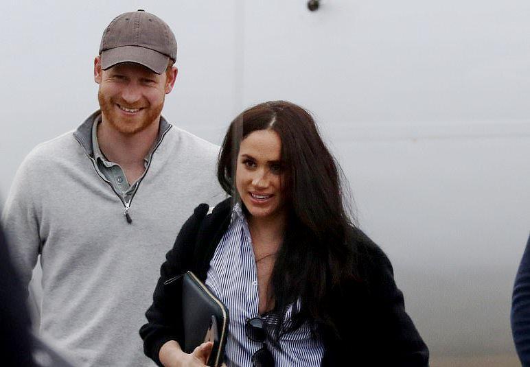 მეგან მარკლი და პრინცი ჰარი ჩემოდნებით ხელში - "მეამბოხე წყვილის“ პირველი ერთობლივი ფოტოები კანადიდან