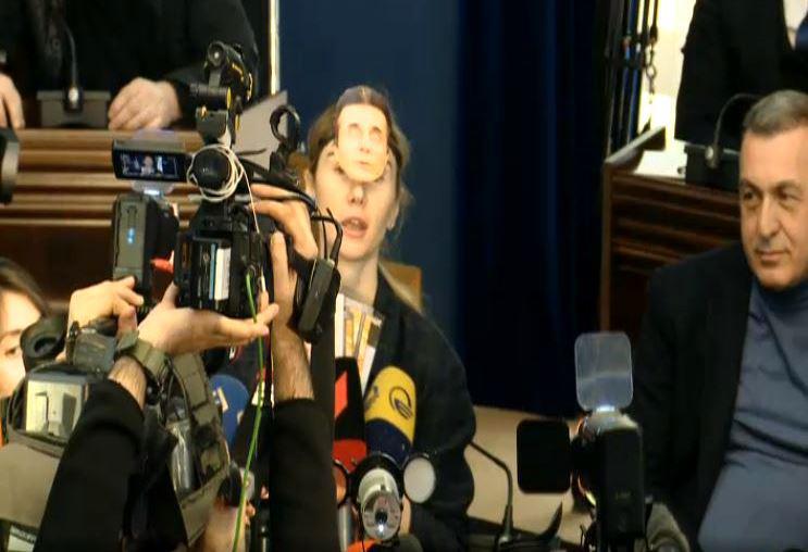 თინა ბოკუჩავა და ელენე ხოშტარია პარლამენტის იურიდიულ კომიტეტზე ივანიშვილის გამოსახულებიანი ნიღბებით მივიდნენ