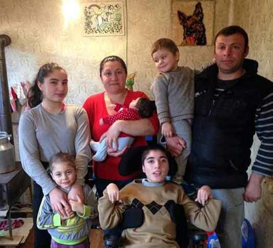 "18 წელია მომთაბარე ცხოვრებას ვეწევით, ახლა 5 შვილით ღია ცის ქვეშ ვრჩები" - 34 წლის მრავალშვილიანი დედა დახმარებას ითხოვს