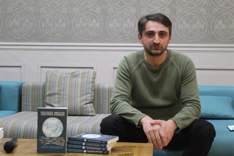 "ეს წიგნი იმ რეალობის მიმართ პროტესტია, რომელსაც ჩვენვე ვქმნით" - რას მოგვითხრობს "ფეხბურთის მოთამაშე"