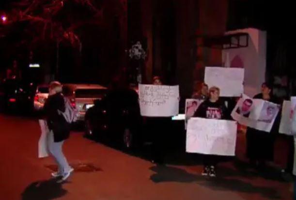 ქიქოძის ქუჩაზე ერთ-ერთი რესტორანთან, სადაც ვანო მერაბიშვილი იმყოფება, აქცია მიმდინარეობს