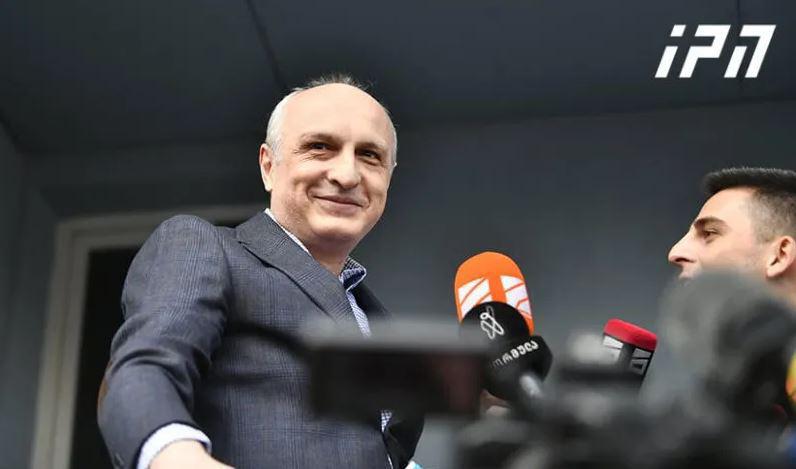 ვანო მერაბიშვილმა "მატროსოვის" ციხე დატოვა - ყოფილ შს მინისტრს ტაშით შეხვდნენ