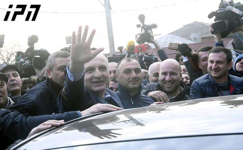 ფოტოები ე.წ მატროსოვის ციხიდან - როგორ დახვდა ათობით გულშემატკივარი ვანო მერაბიშვილს