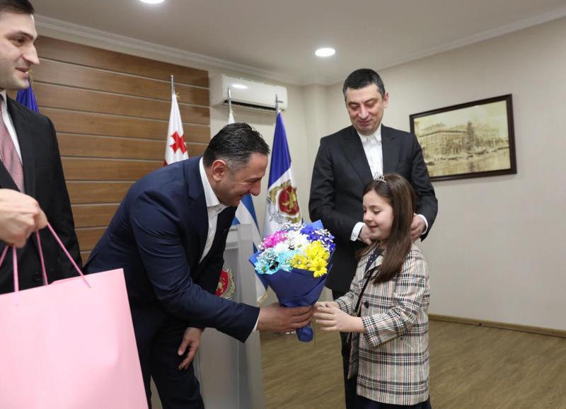 შს მინისტრმა დაღუპული პოლიციელის ბუტა ანთაძის შვილს დაბადების დღე მიულოცა და საჩუქრები გადასცა