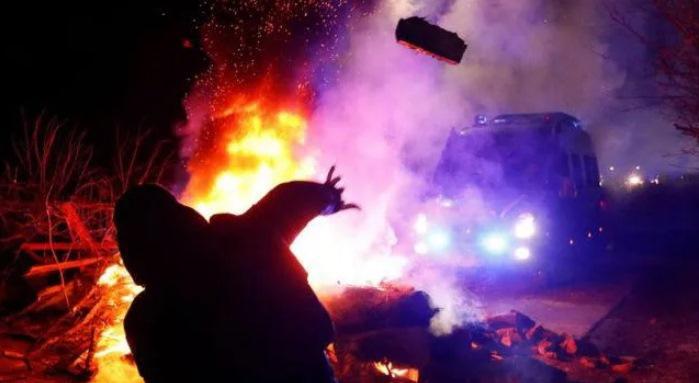 ჩინეთიდან ევაკუირებული უკრაინის მოქალაქეების ავტობუსს  მომიტინგეებმა ქვები დაუშინეს