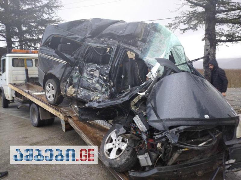 ფოტოები სამტრედიასთან მომხდარი ავარიიდან, რომელსაც 5 ადამიანი ემსხვერპლა