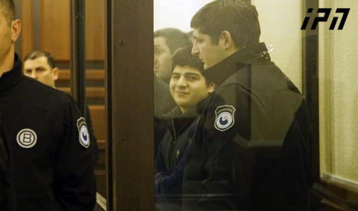 რა ხდებოდა სასამართლო დარბაზში, როცა მიხეილ კალანდიას 11 წლით პატიმრობა მიუსაჯეს - ემოციური ფოტორეპორტაჟი