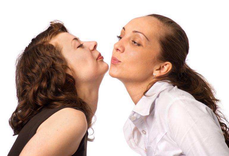 ამირან გამყრელიძე ქართველებს სთხოვს, შეხვედრისას ერთმანეთი არ გადაკოცნონ