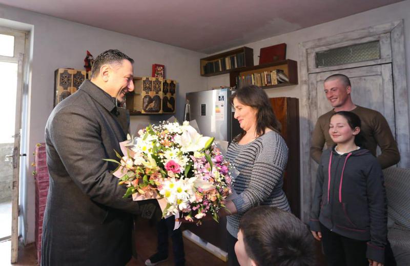 შს მინისტრმა 9-შვილიან თანამშრომელს დედის დღე მიულოცა და საჩუქარები გადასცა