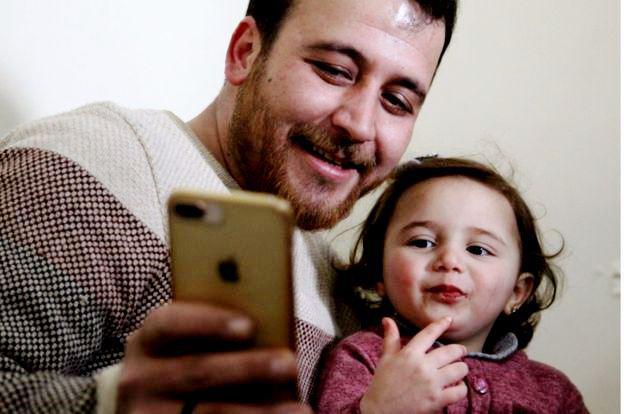 3 წლის სირიელი გოგონა, რომელსაც მამა აფეთქების ხმაზე აცინებდა, სამშვიდობოსაა - ტრაგიკული ისტორიის ბედნიერი ფინალი